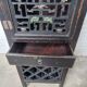 Cabinet chinois vintage noir patiné – porte sculptée ajourée – esprit