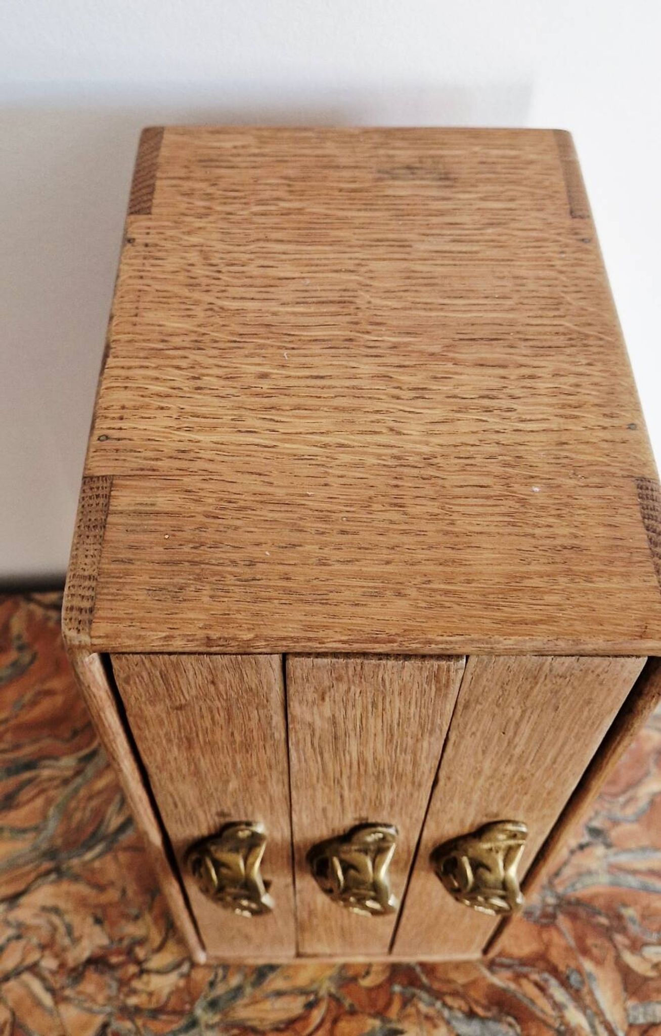 Small storage chest of drawers in oak and brass - 1900s period