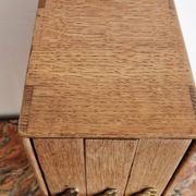 Small storage chest of drawers in oak and brass - 1900s period