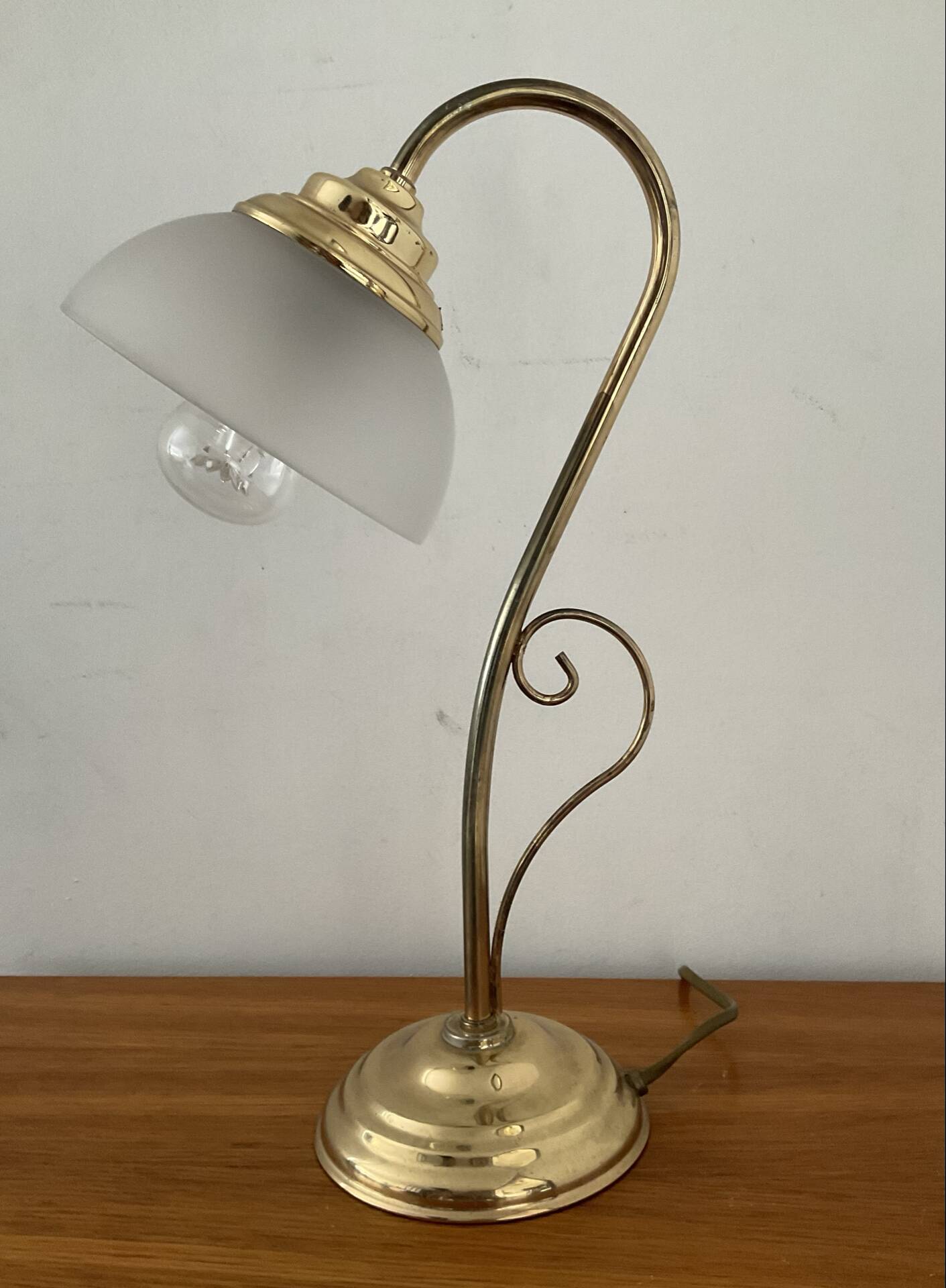 Vintage swan neck lamp in gilded metal and frosted glass