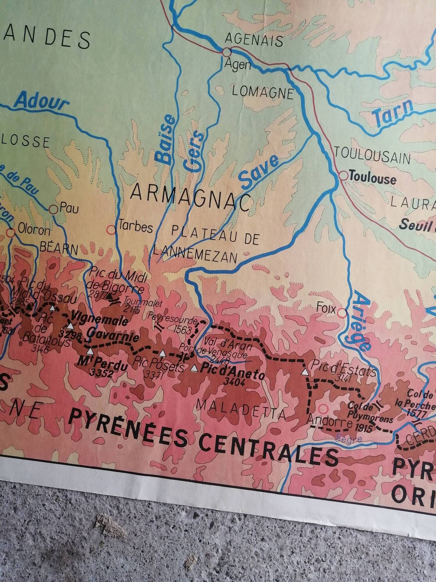 MDI school poster - Pyrenees, Aquitaine basin, Alps and Jura.