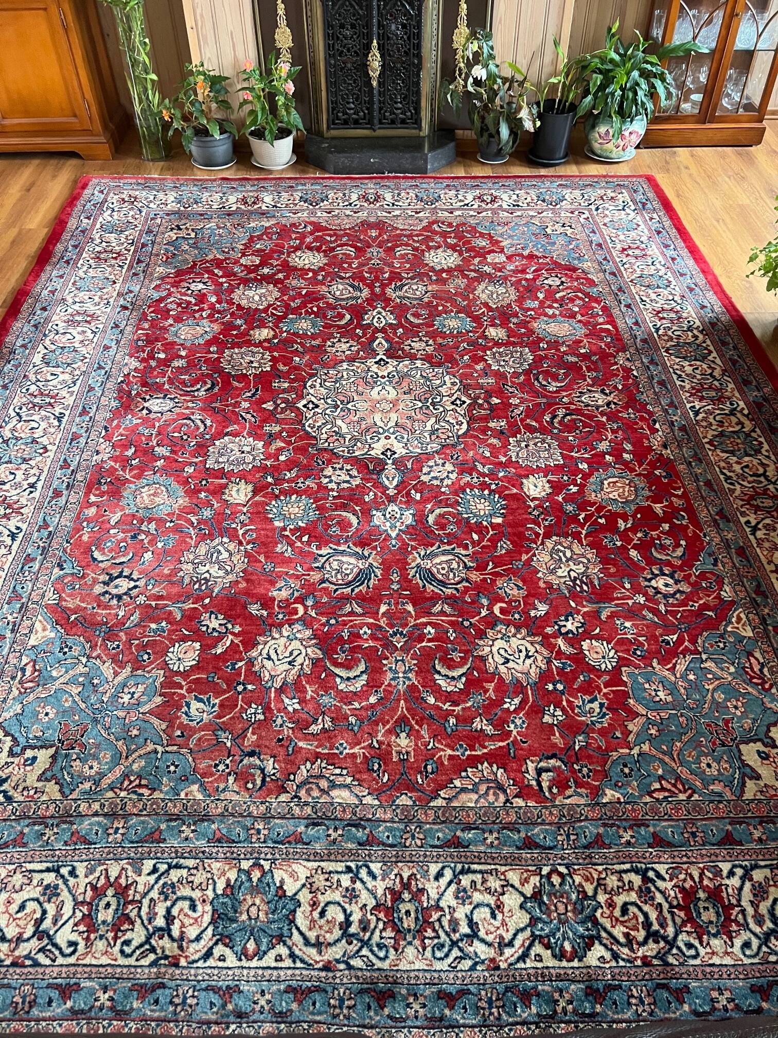 Sarouk Mahal. Grand Persian carpet made of 100% wool, 373x282 cm.