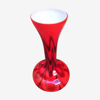 Vase en opaline rouge