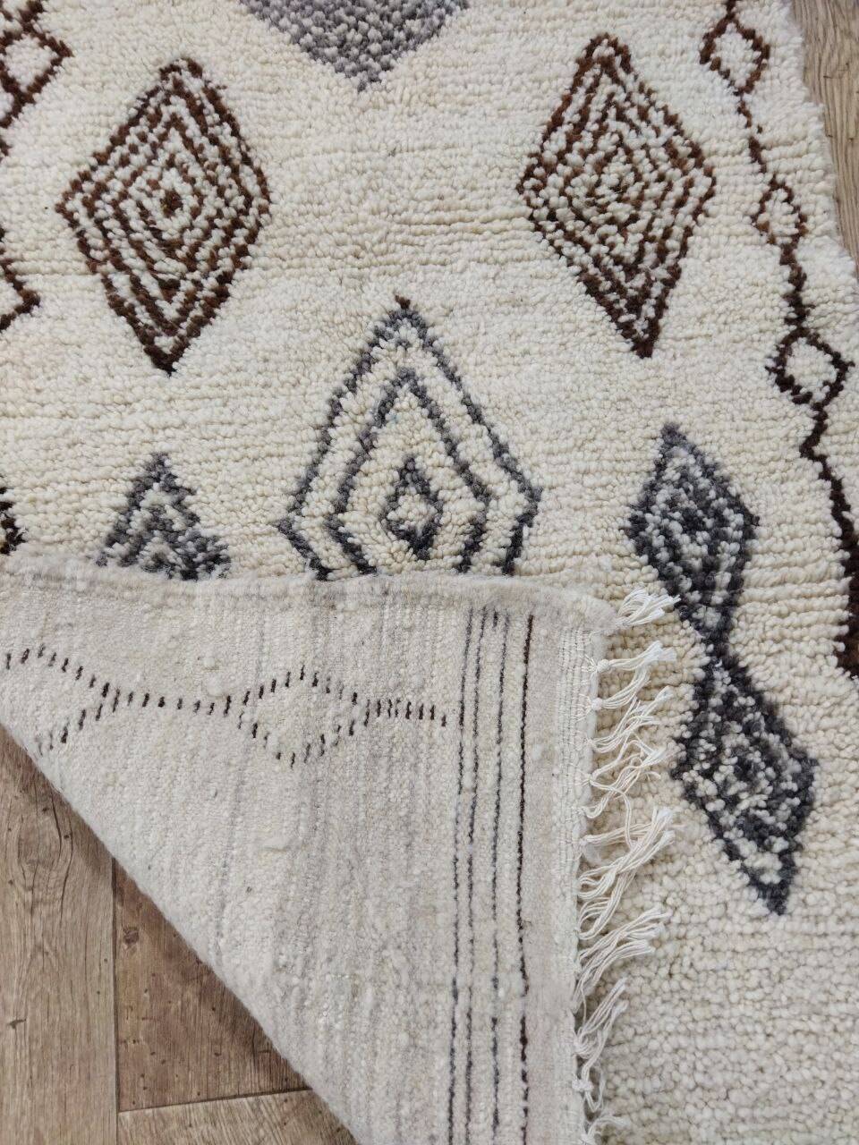 Handcrafted moroccan berber rug 172 x 87 cm