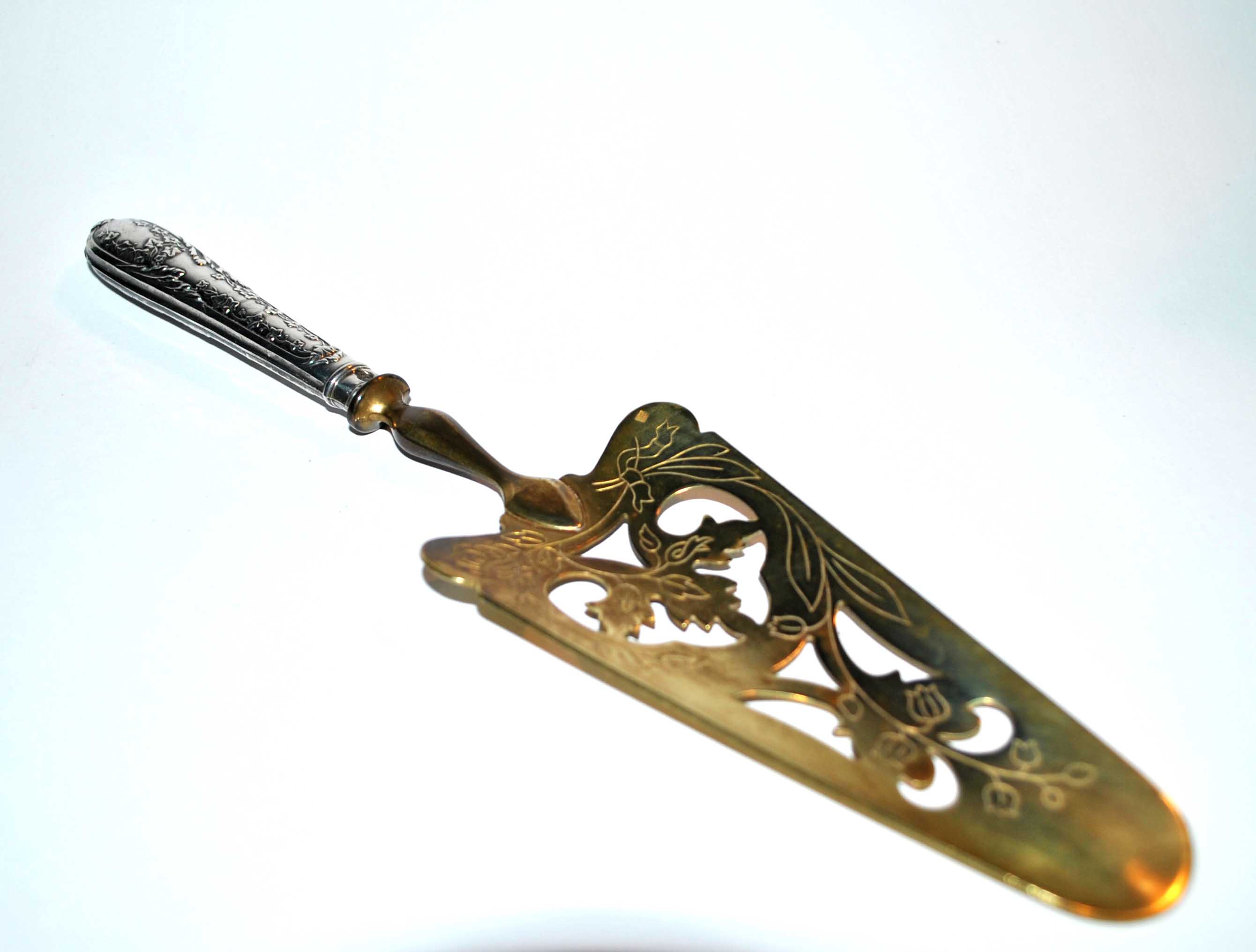 Antique pie shovel in filled silver and gilded metal engraved 1900