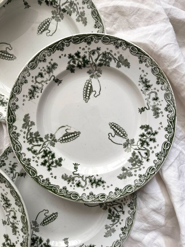 8 assiettes plates en terre de fer ''Modern Style'' Saint Amand début XXe