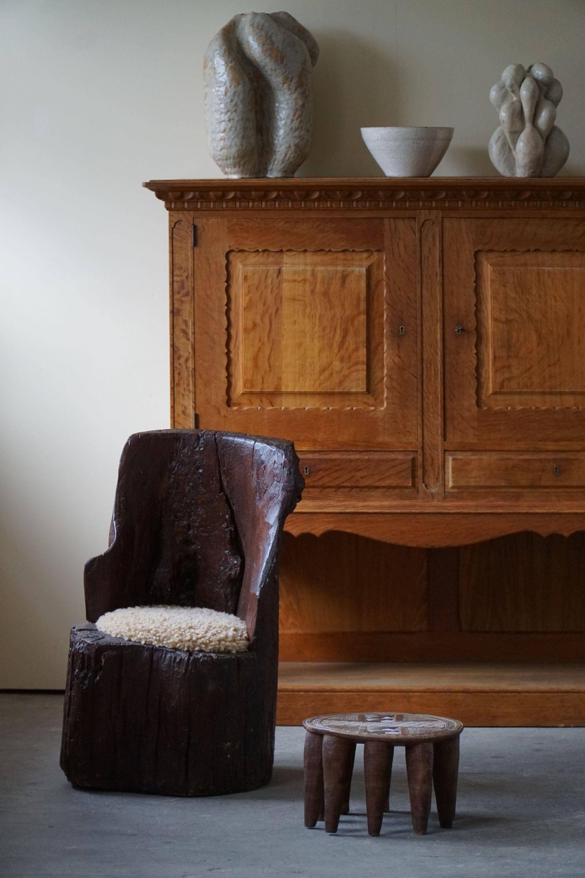 Chaise souche primitive wabi sabi suédoise sculptée à la main, siège en laine d'agneau, 1900s