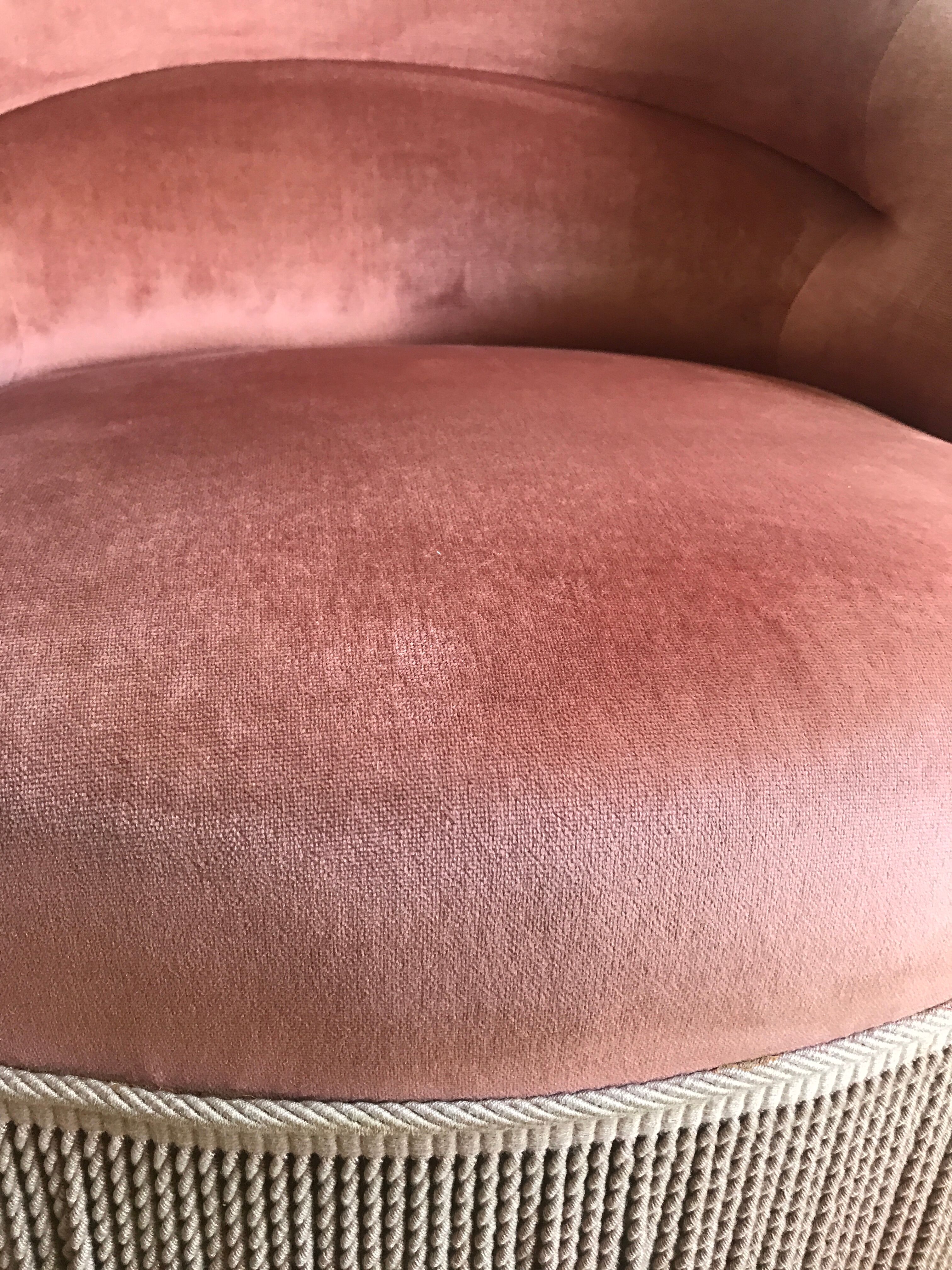 Fauteuil crapaud vintage rose en velours a franges