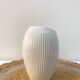 Vase graphique blanc strié