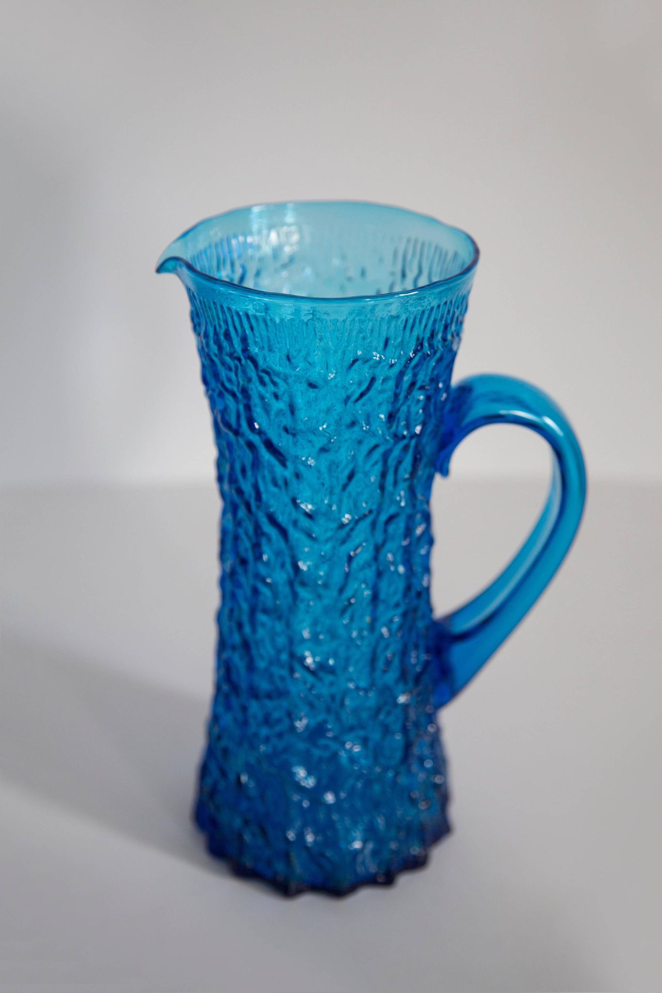 Pichet d'eau ou de jus en verre bleu du milieu du XXe siècle