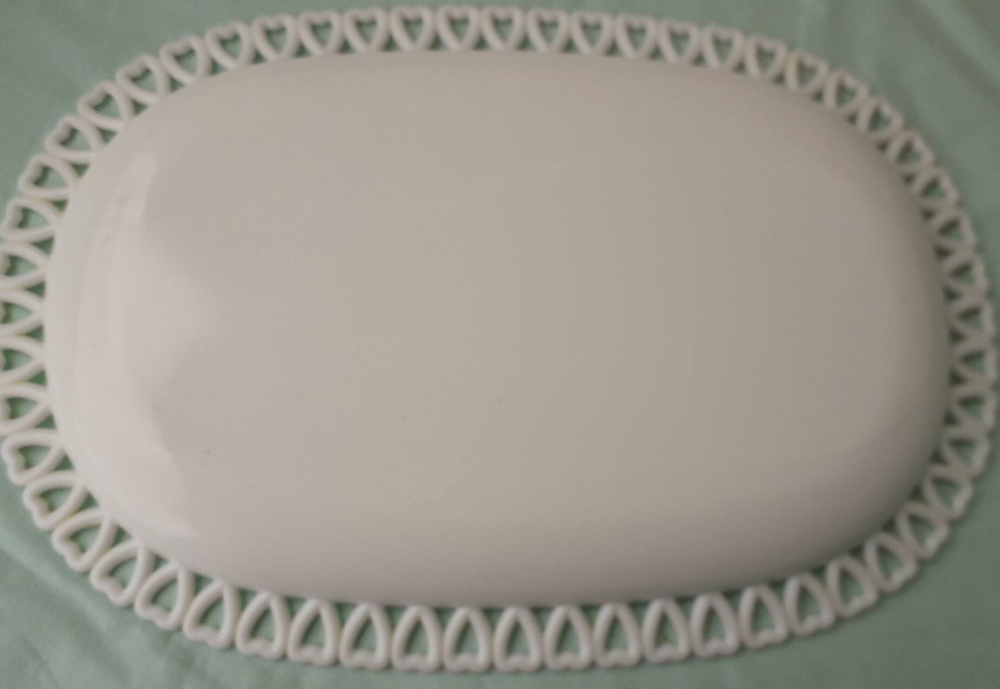 Plat en opaline blanche