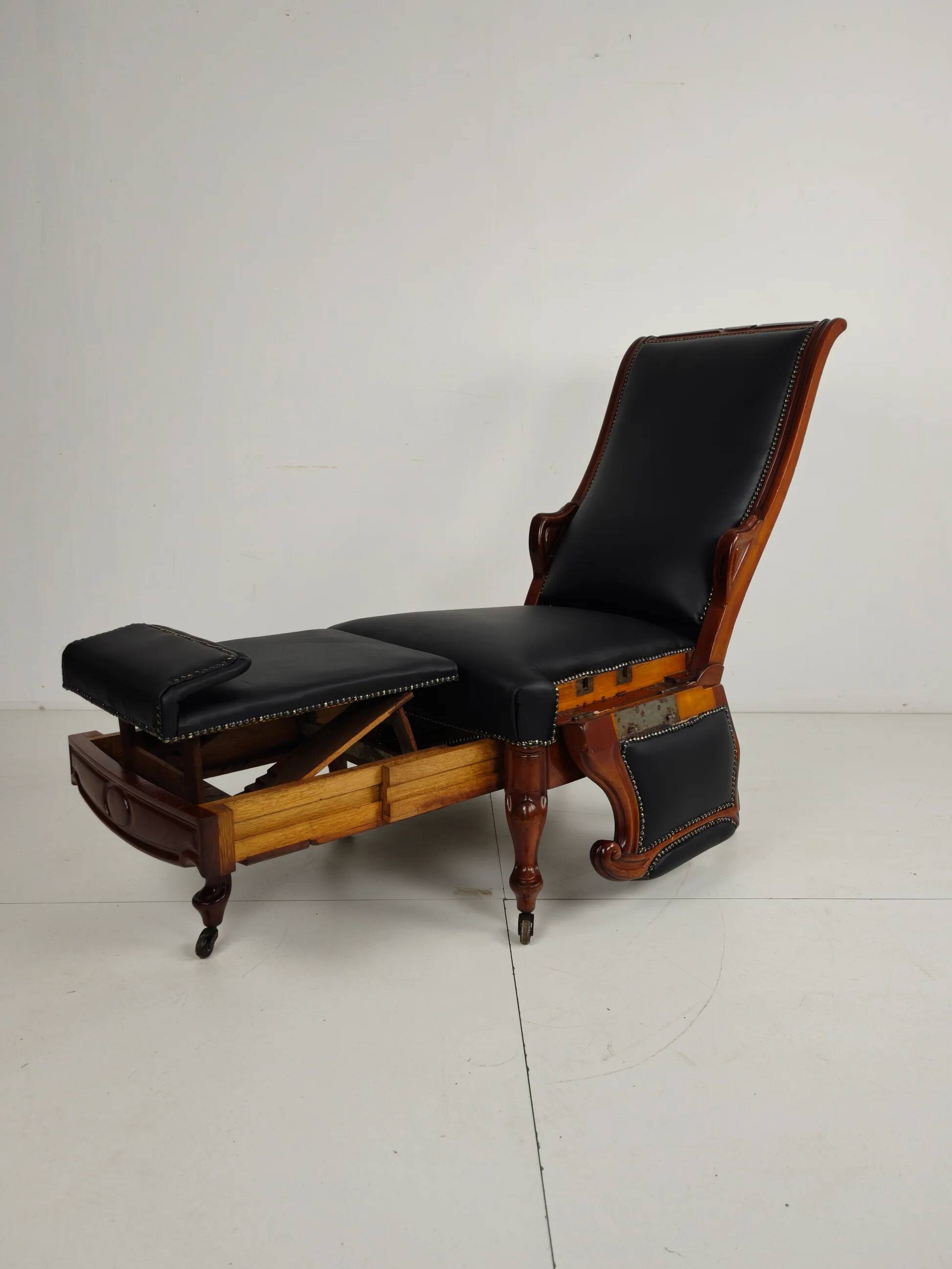Fauteuil de bibliothèque ancien du XIXe siècle par Horrix – cuir noir