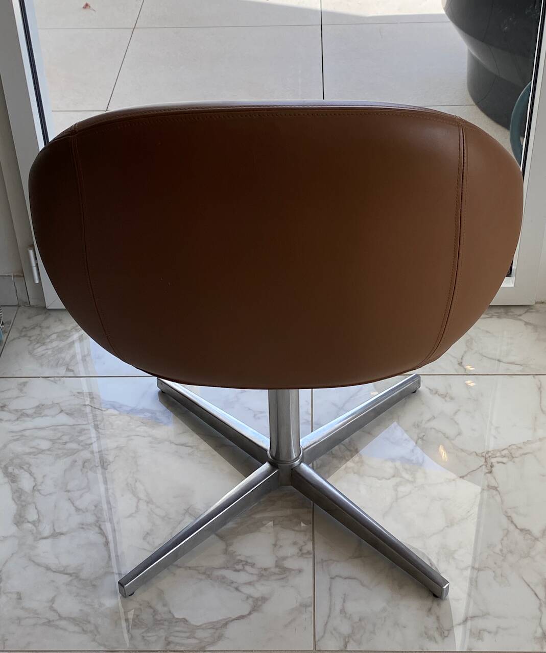 Set of 8 Italian design swivel chairs in cognac leather.