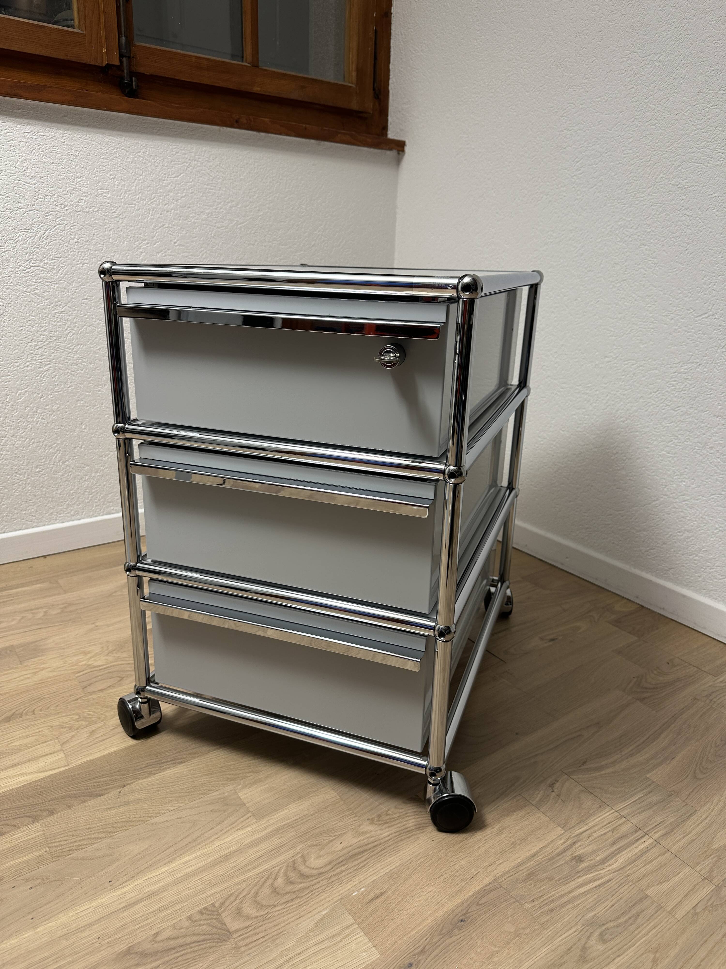 USM Haller wheeled cabinet in light grey