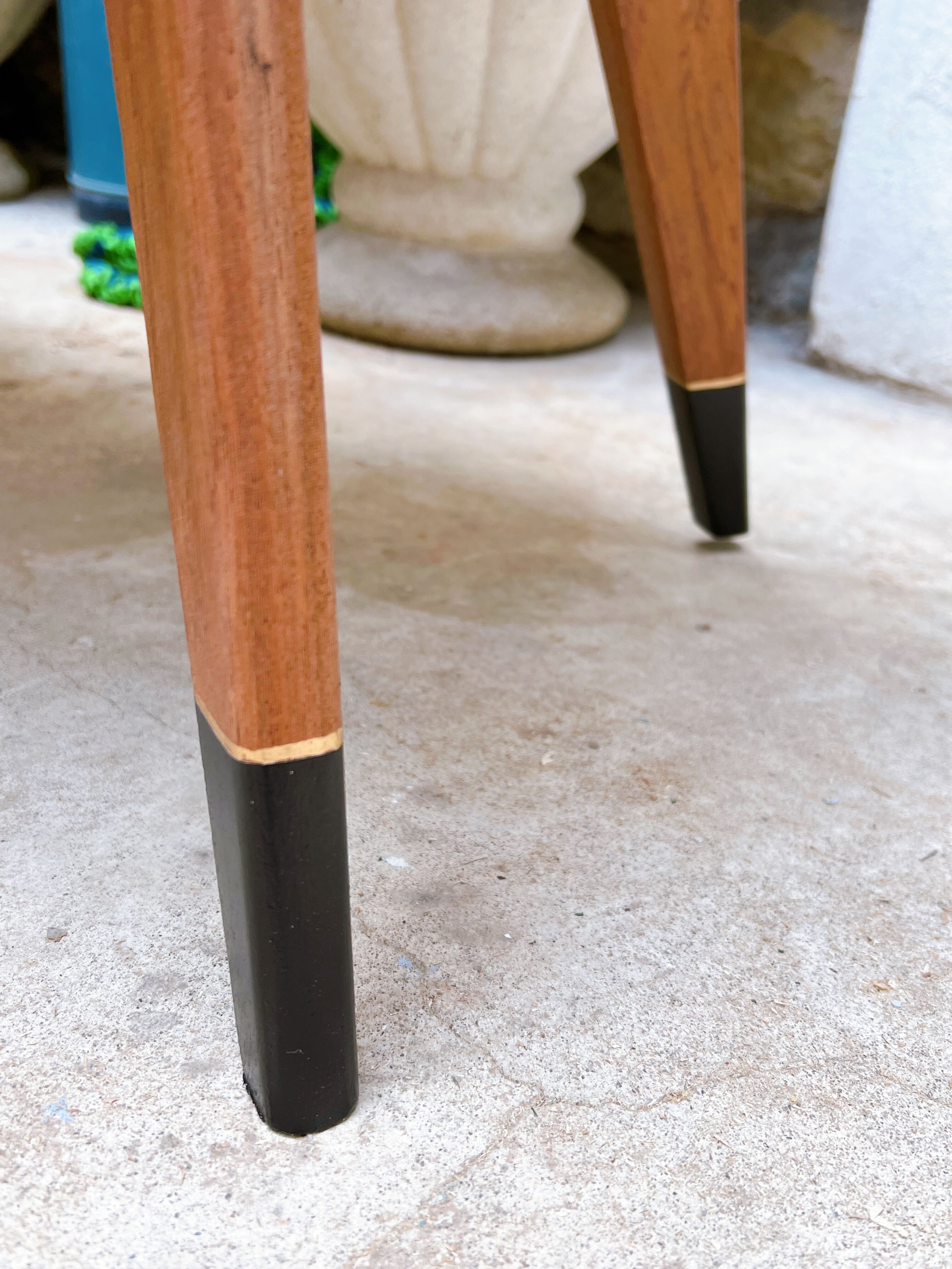 Coffee table compass foot