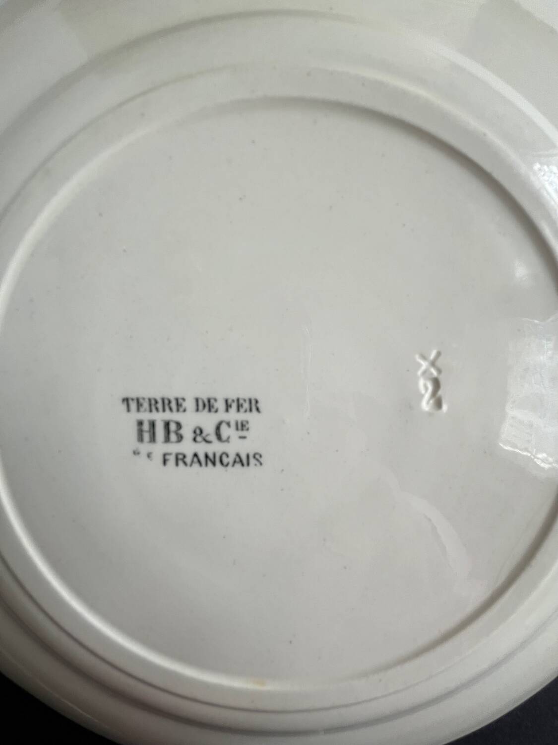 8 assiettes plates en terre de fer HB&Cie
