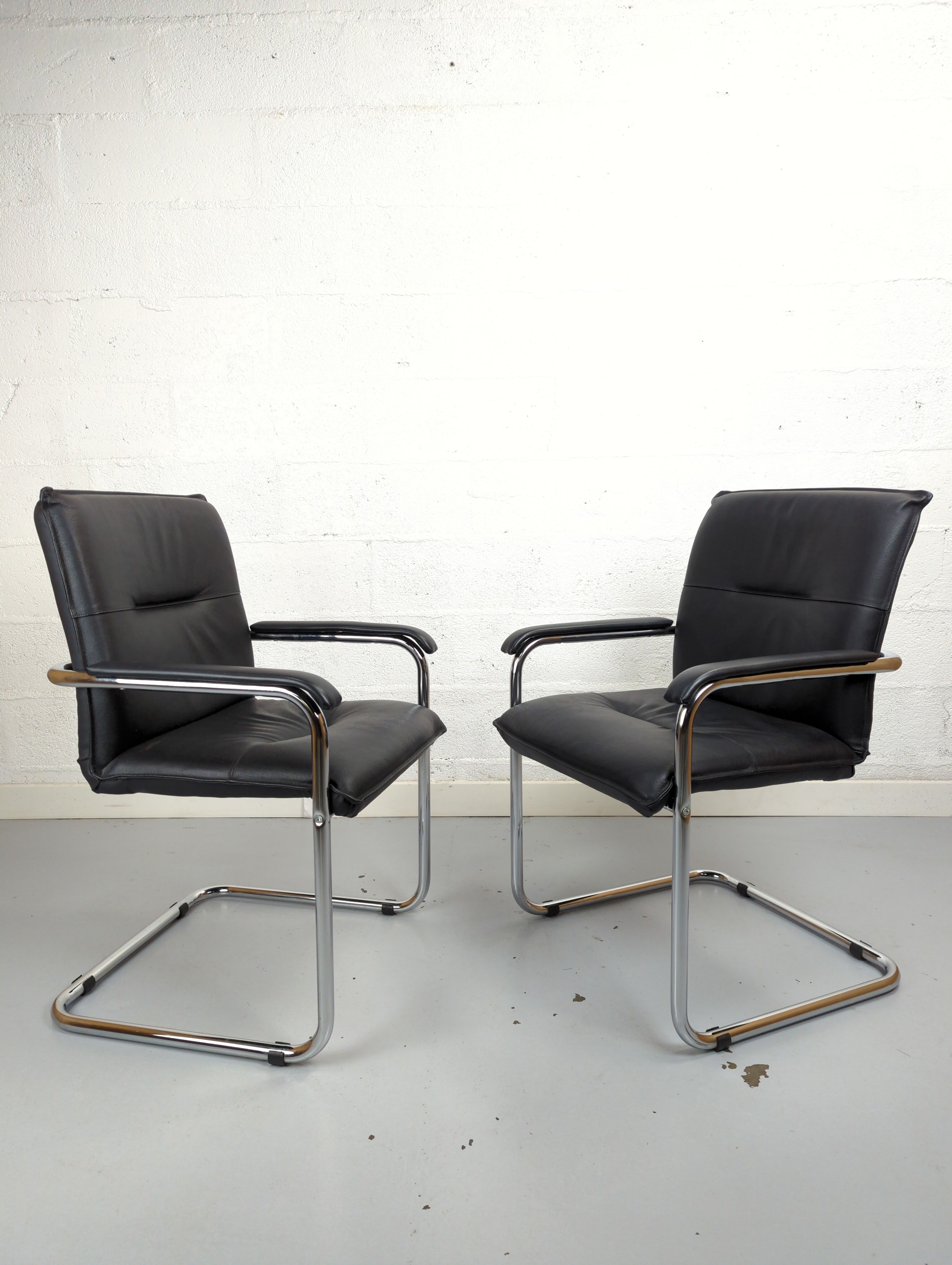 Paire de fauteuils de bureau cuir et structure tubulaire chromé