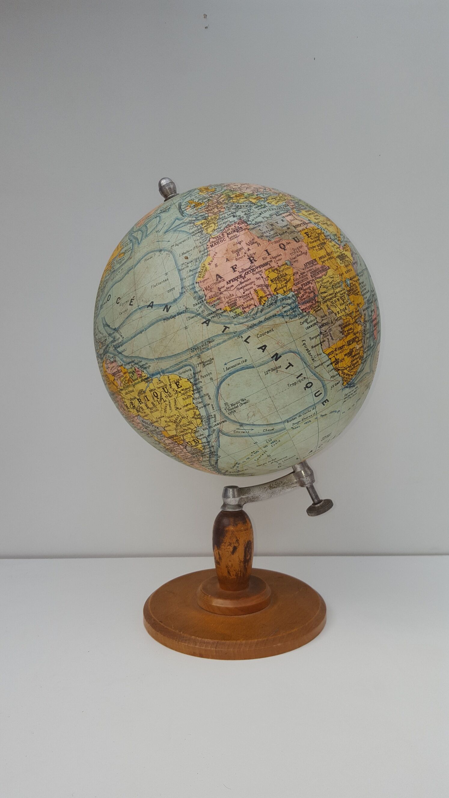 Terrestrial globe