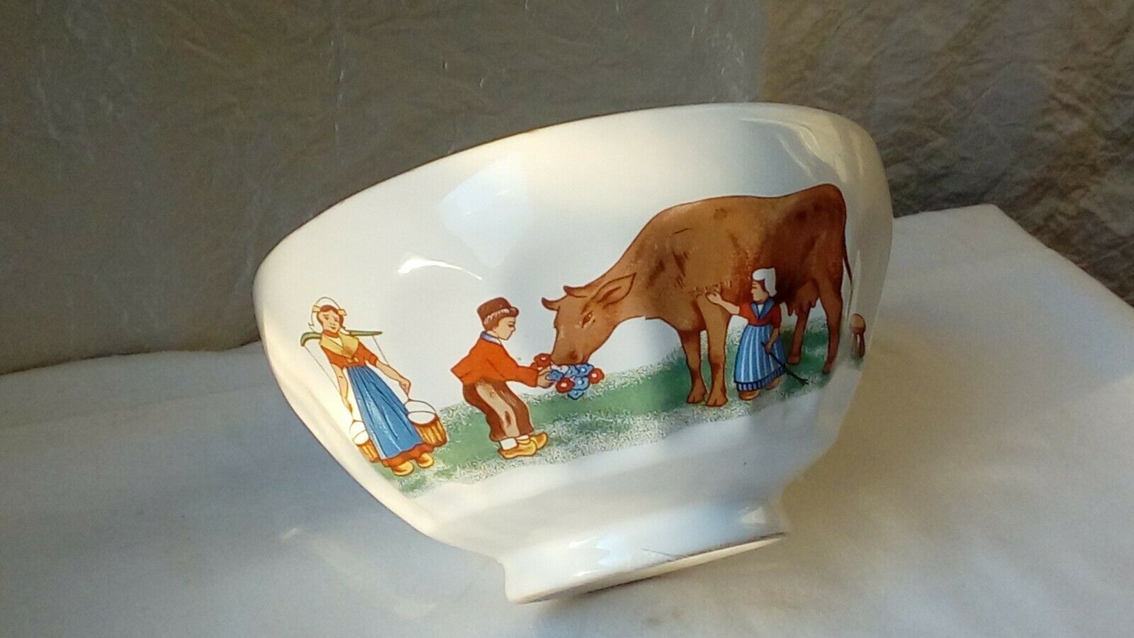 Bol en faience decor vache laitiere enfants normandie