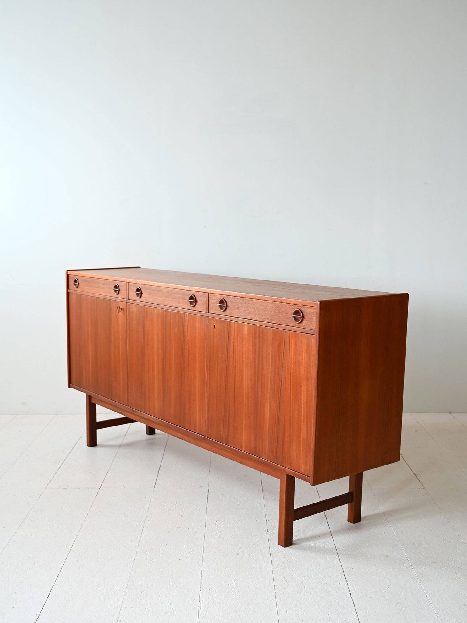 Buffet scandinave avec portes battantes