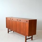 Buffet scandinave avec portes battantes