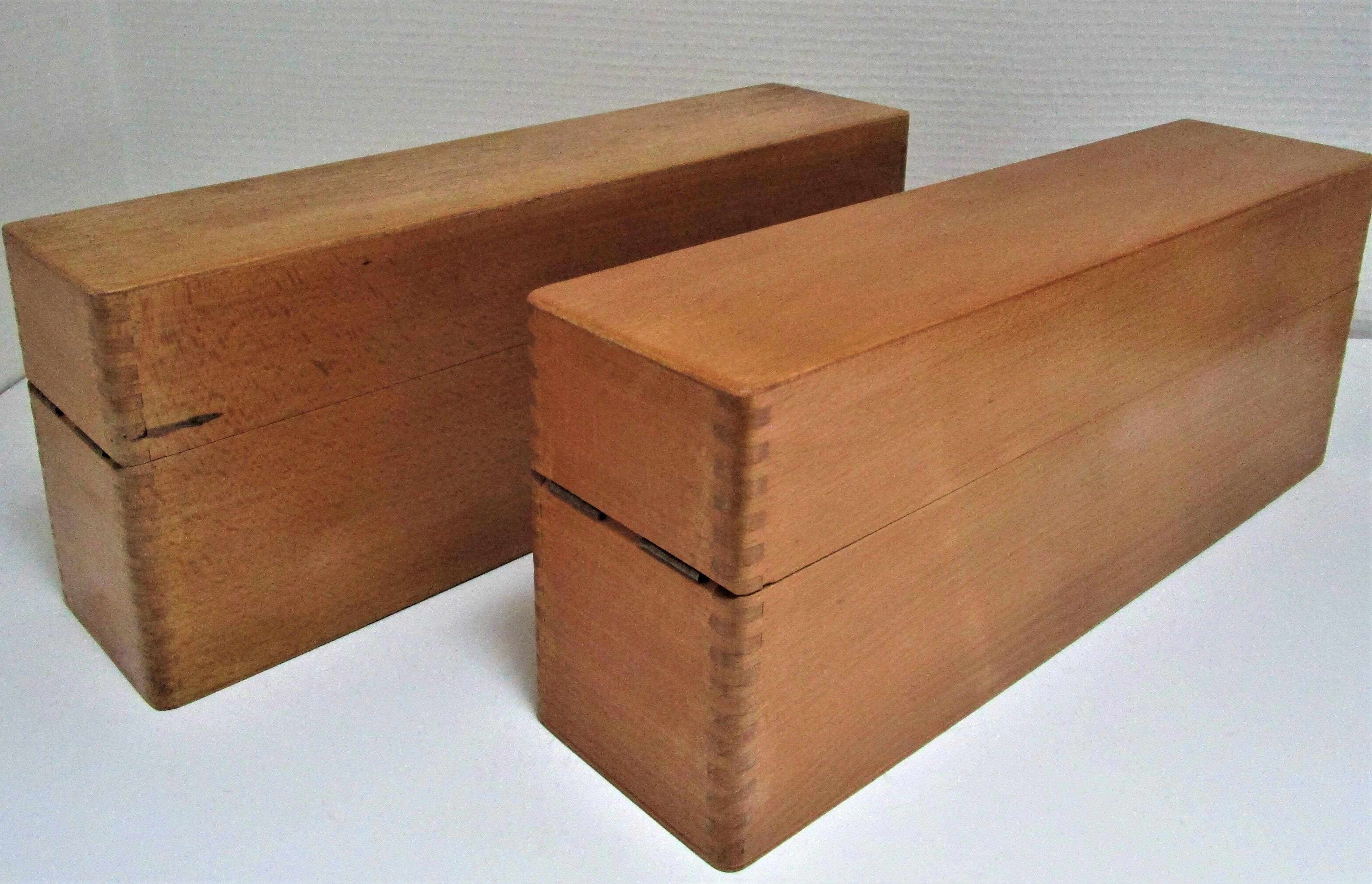 Deux boîtes à archives en bois de hêtre vintage