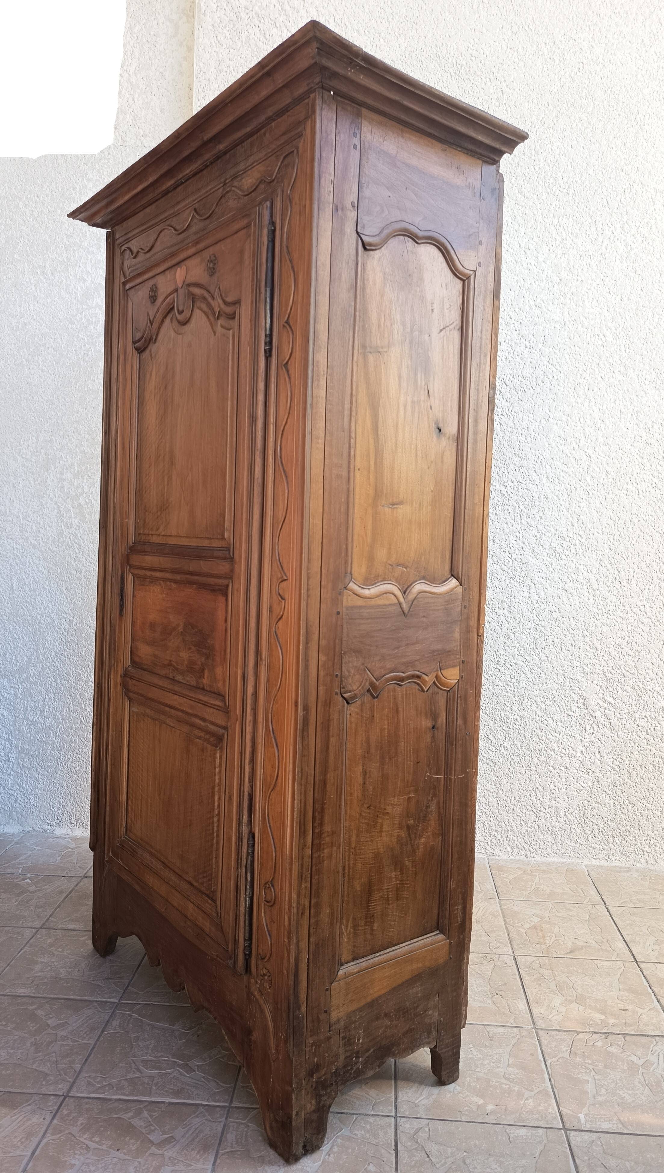 Louis XIV walnut bonnetière from the 18th century.