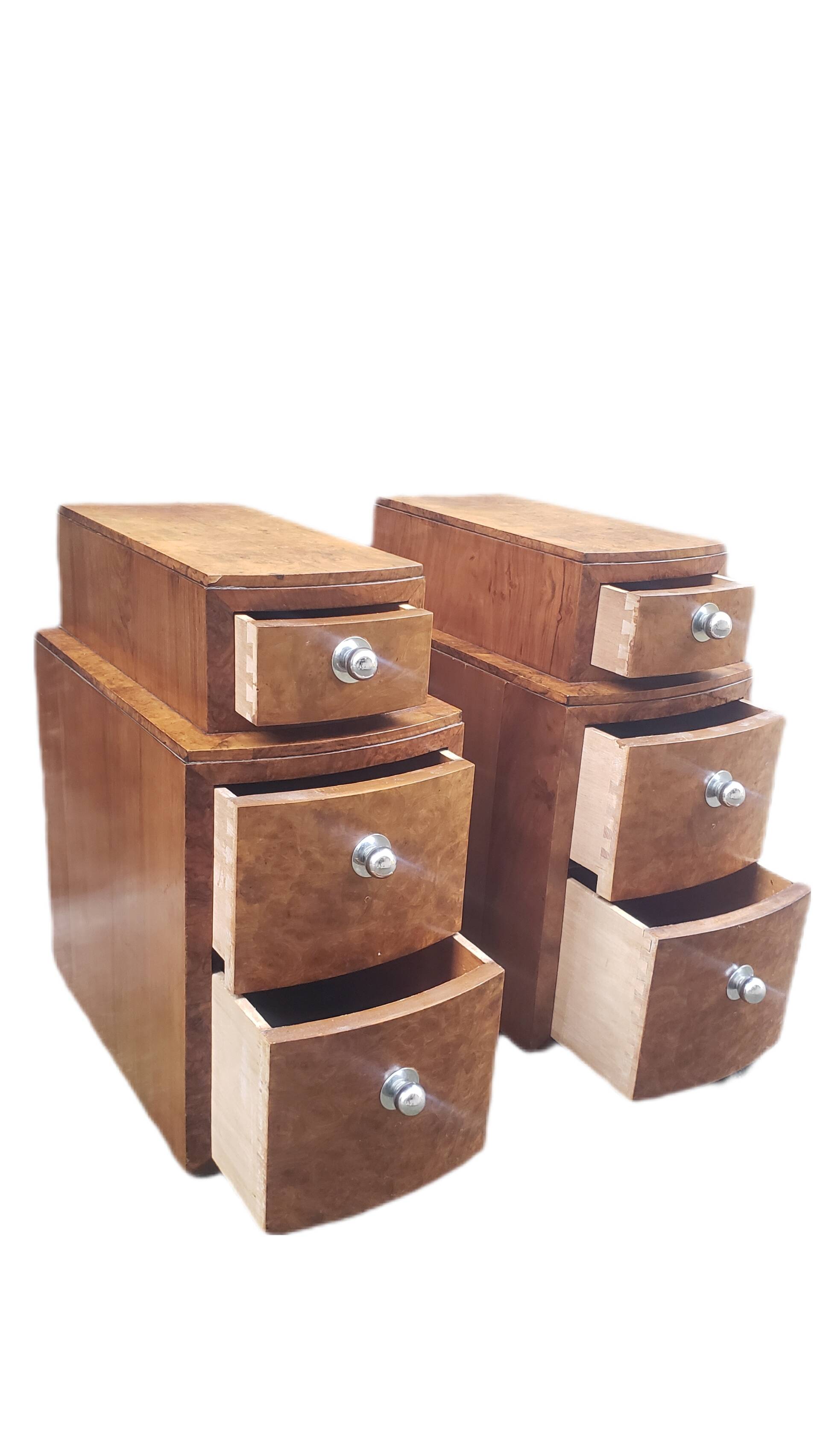 Pair of Art Deco bedside tables in elm burl veneer