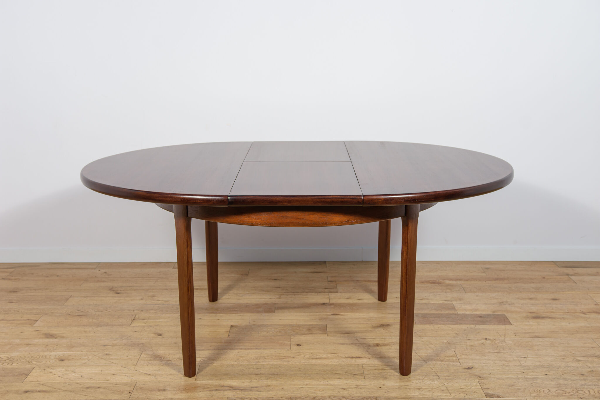 Mid-Century Round Extendable Dining Table, United Kingdom, 1960s.