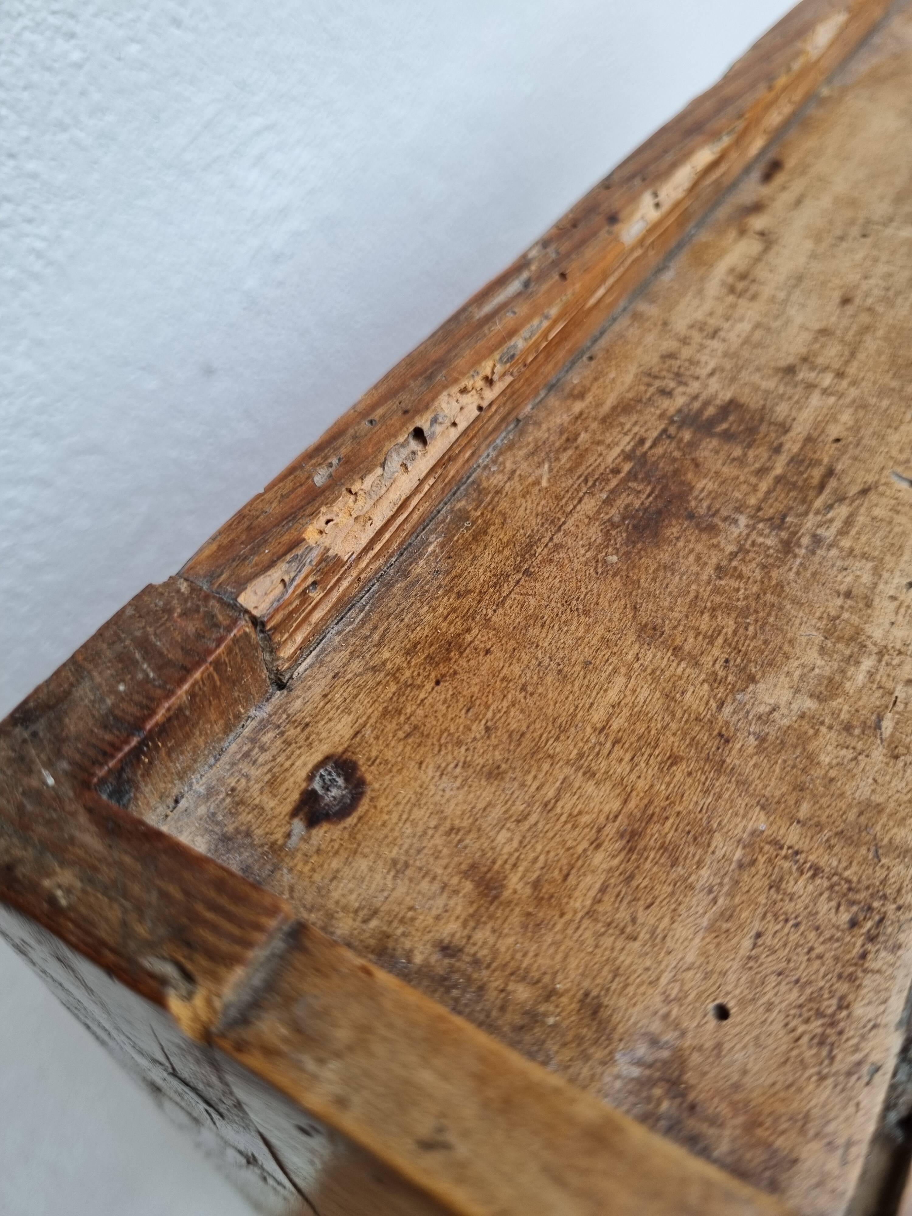 Table de chevet ancienne en bois, poignées latérales ajourées, fin XIXe