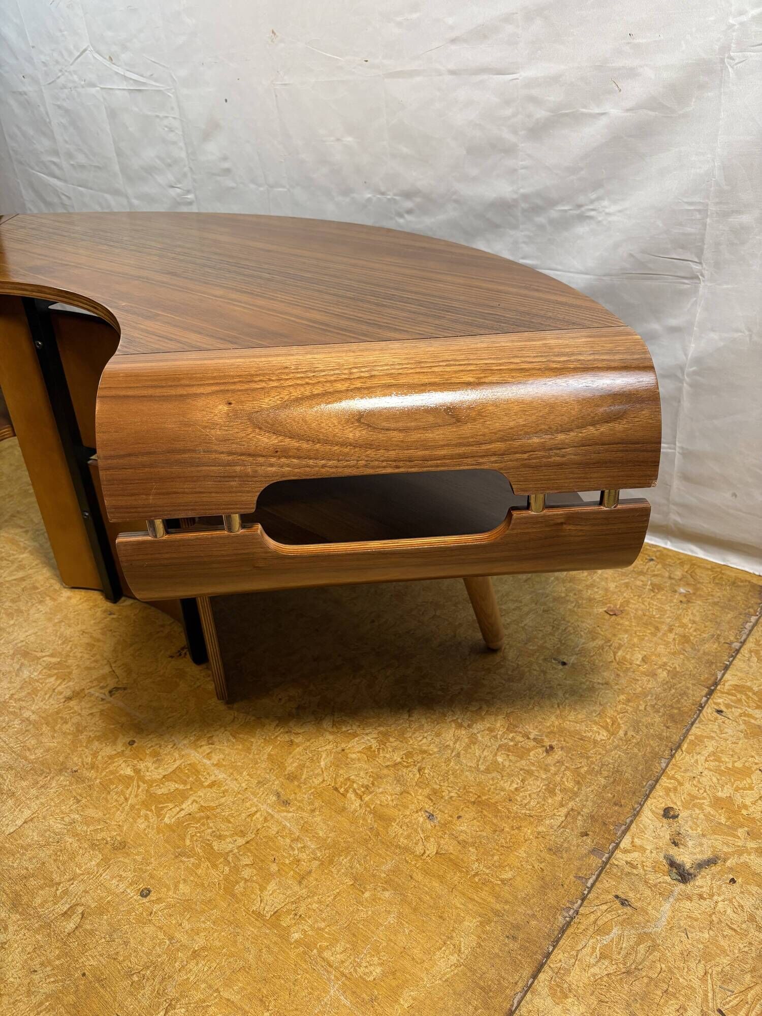 Mid-Century Modern Jual Havana Walnut Corner TV Stand Elegant Walnut Finish