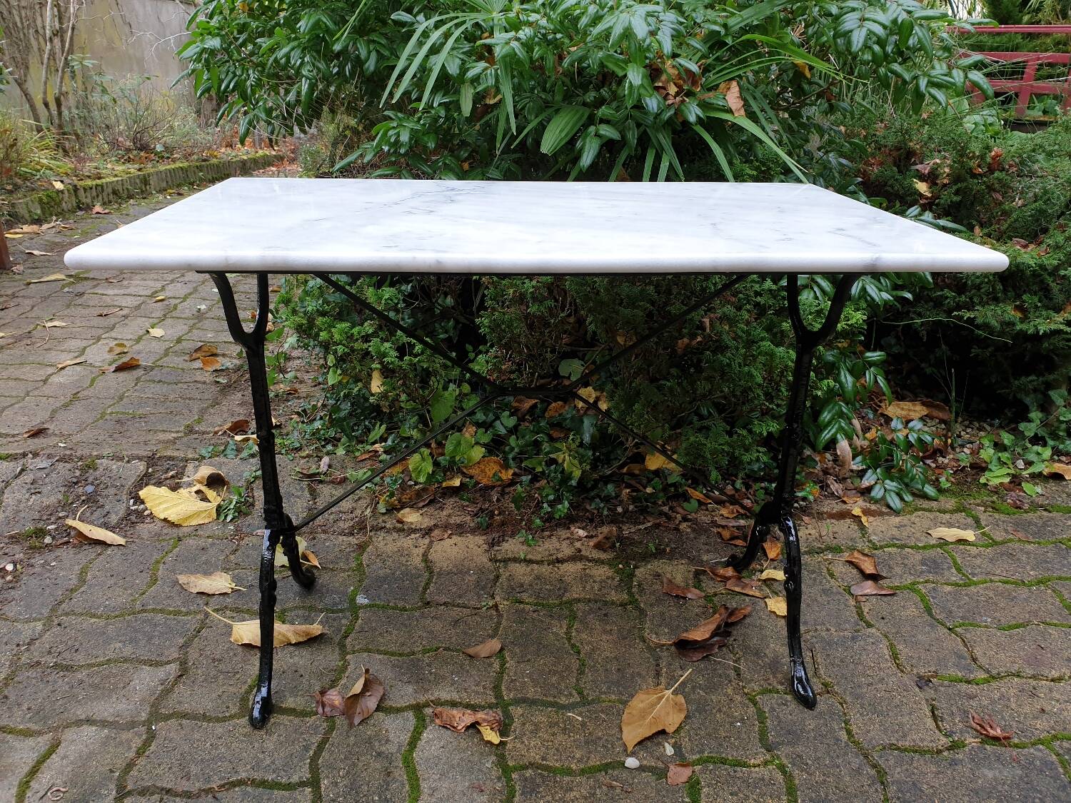 Table bistrot en marbre de carrare et fonte