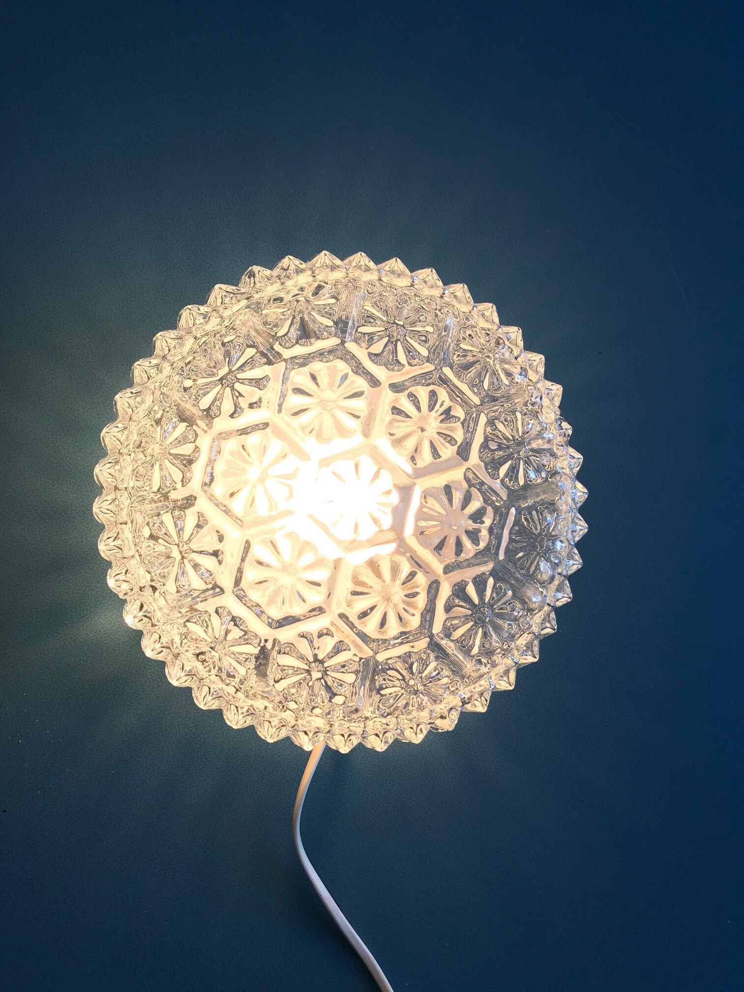 Round ceiling light in chiseled glass