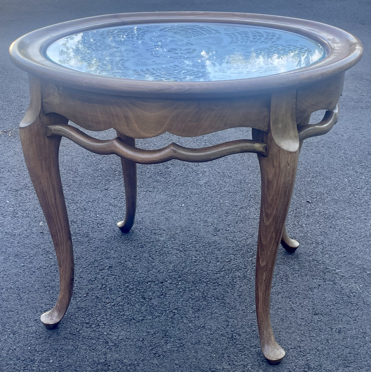 Coffee table with round shape