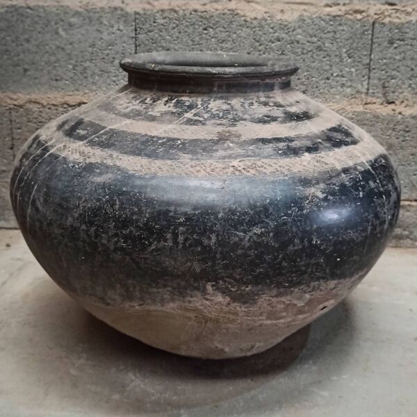 Pot ancien en terre cuite noir