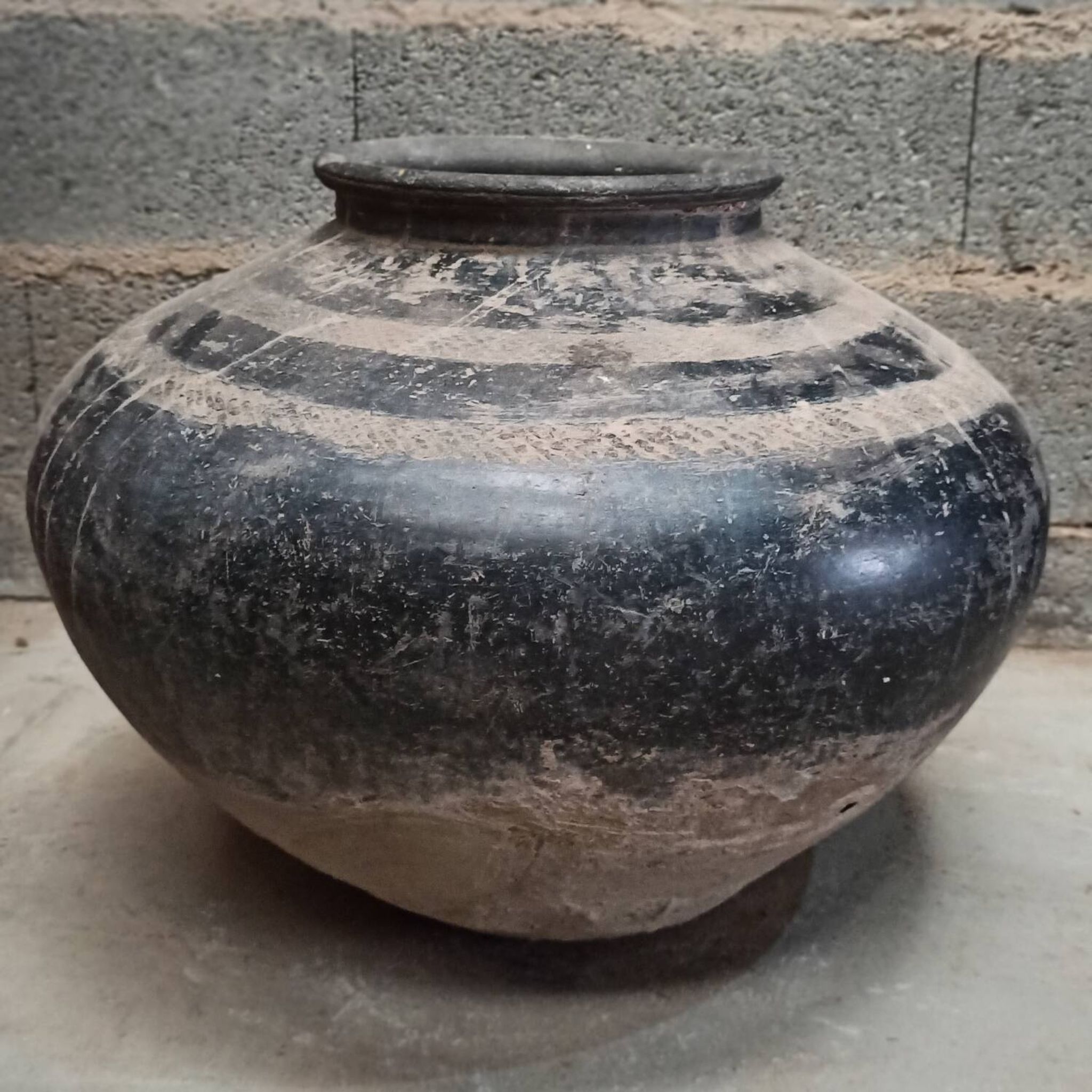 Pot ancien en terre cuite noir