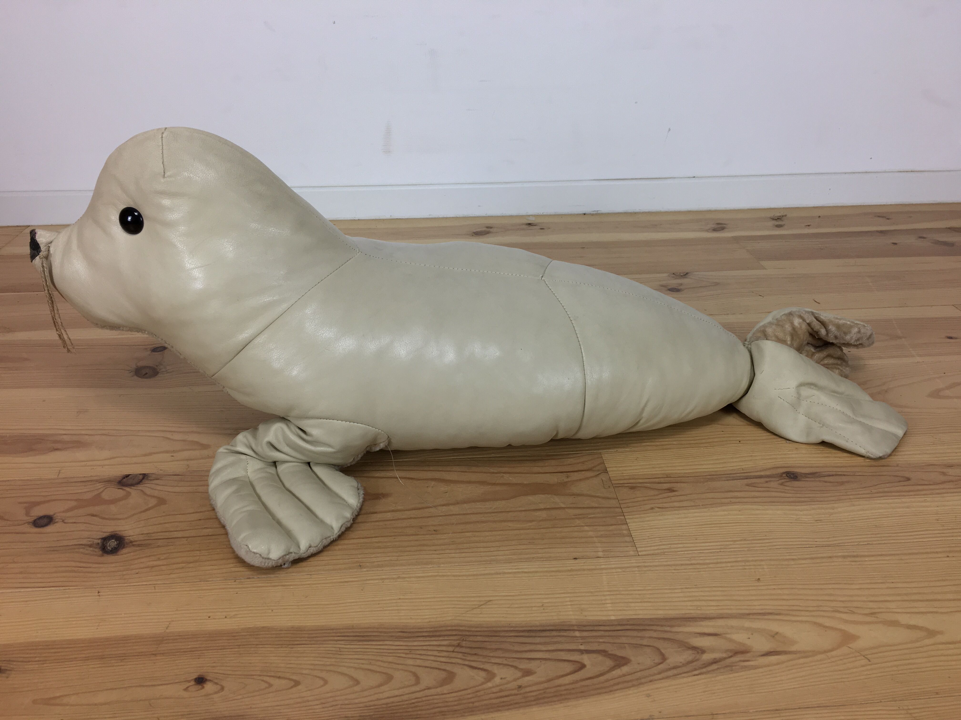 Omersa seal, white leather foot rest