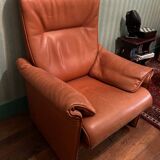 Fauteuil basculant  en cuir fauve De Sede