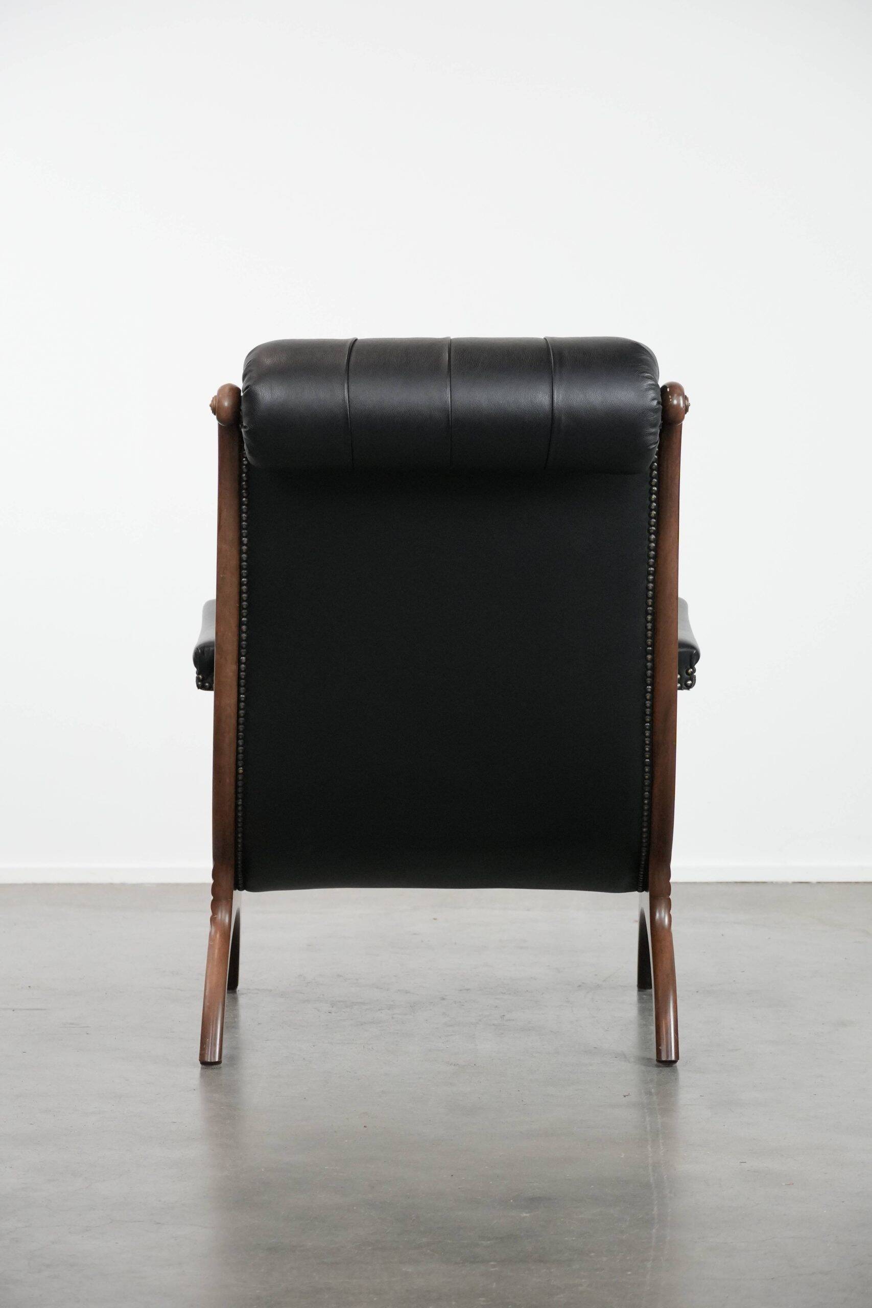 Fauteuil chesterfield en cuir de vachette noir classique et confortable