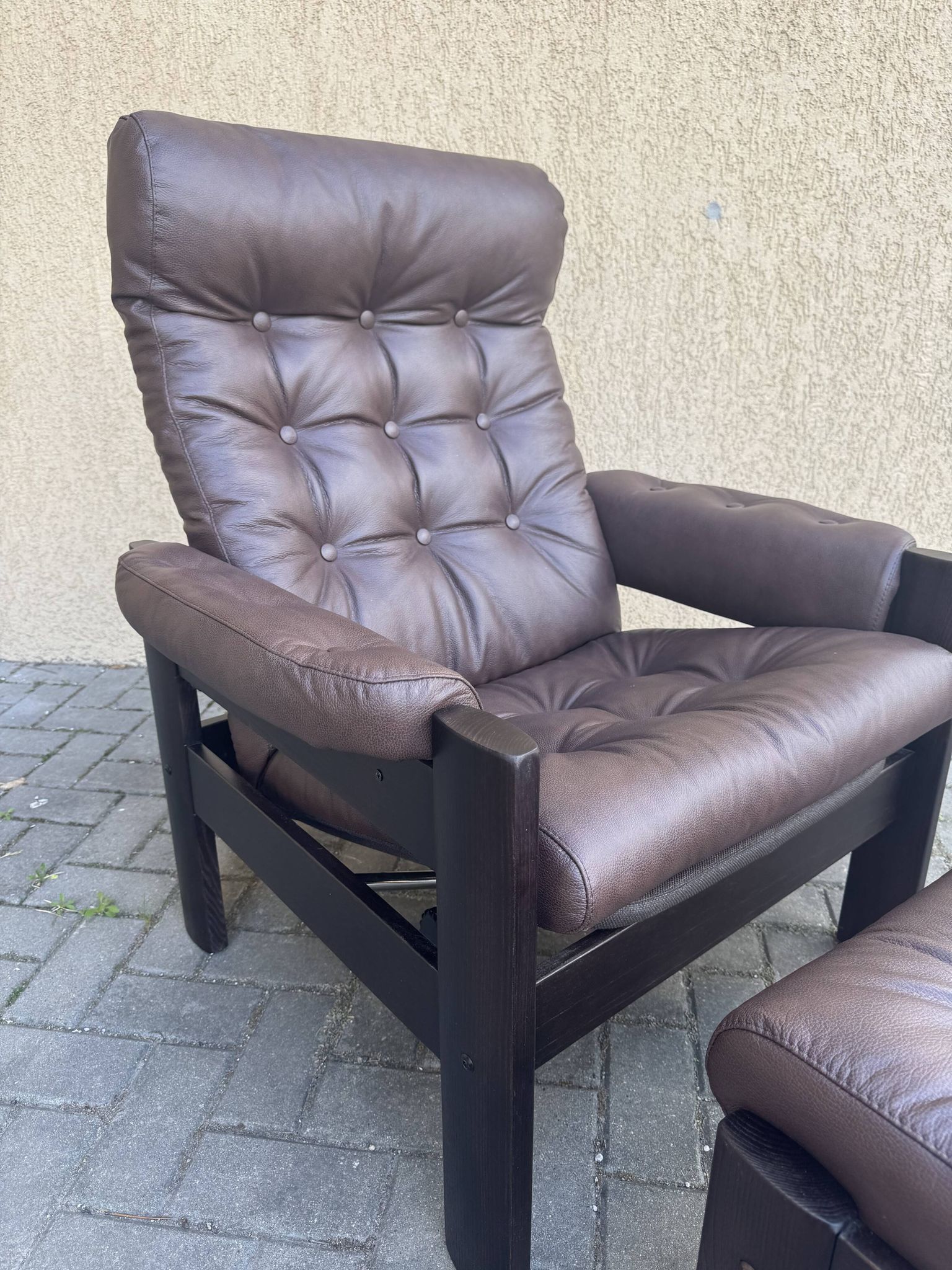 Vintage Ekornes Amigo armchair and footrest – Renovated