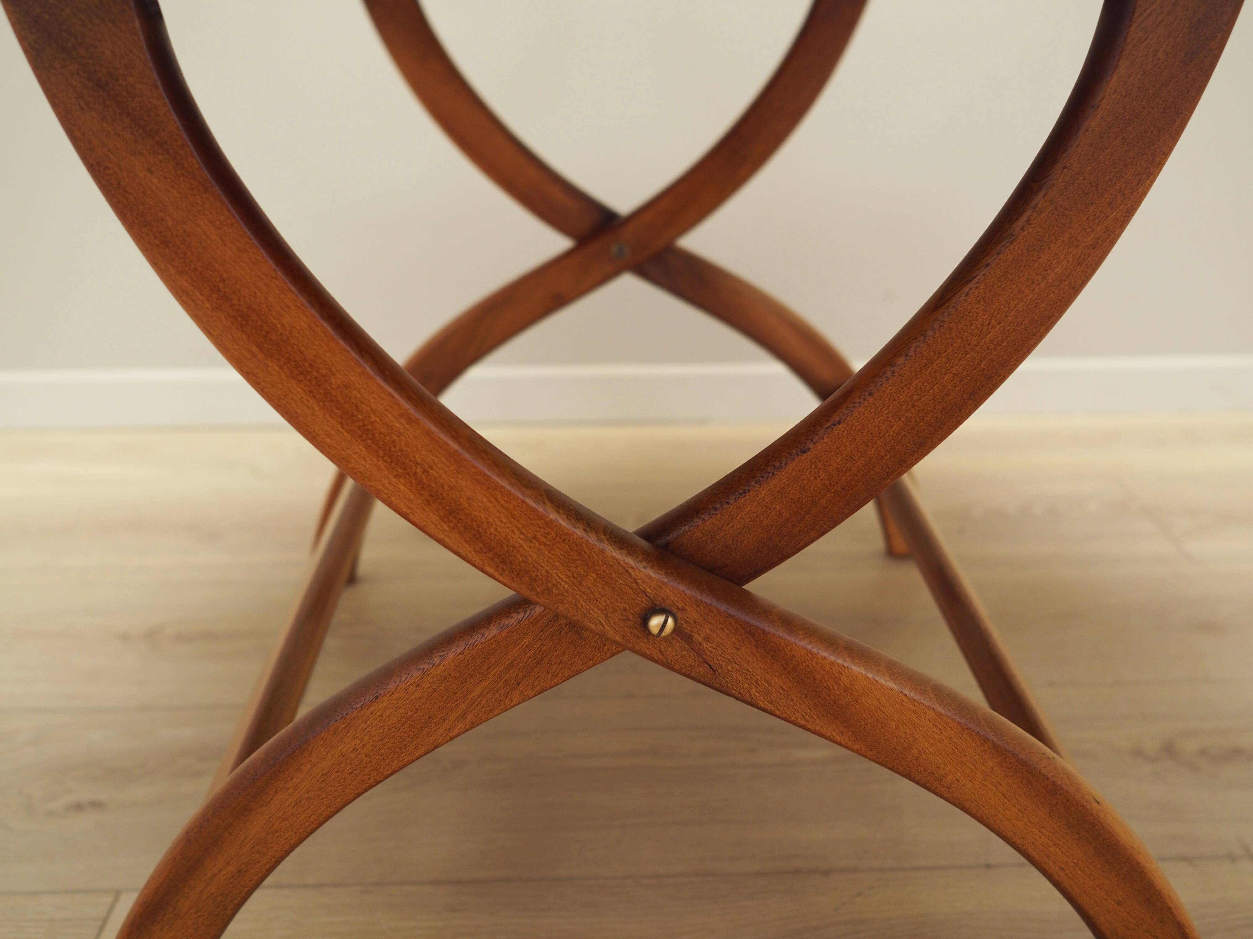 Table basse ronde en acajou, design danois, années 1970, production : Danemark