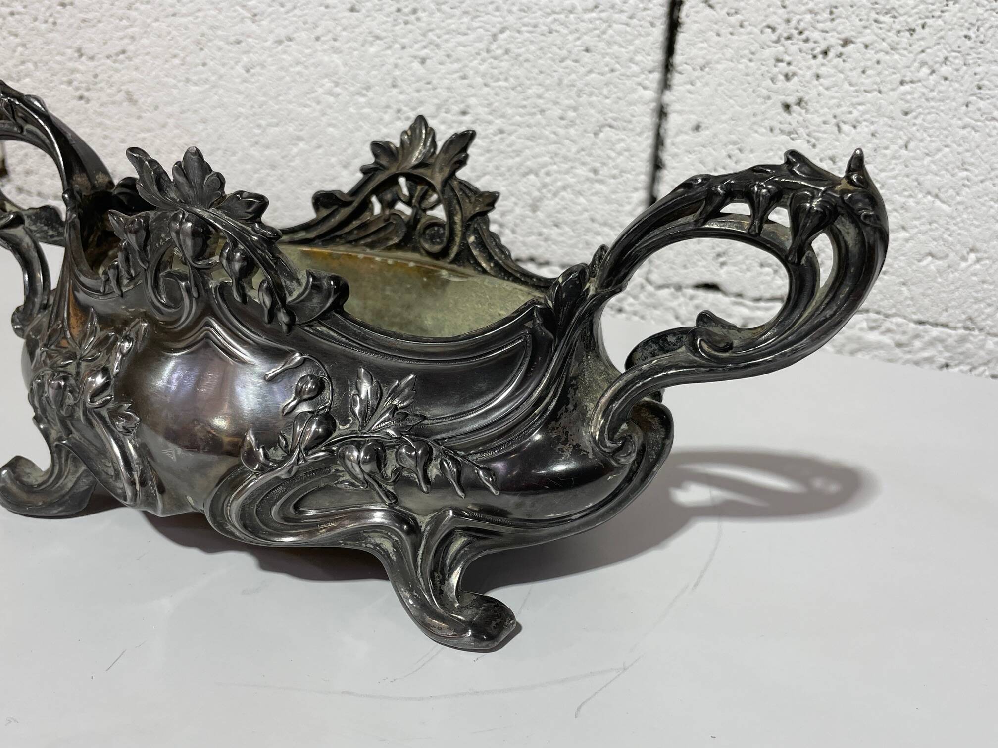 Table jardinière and its silver-plated tray in Louis XV style.