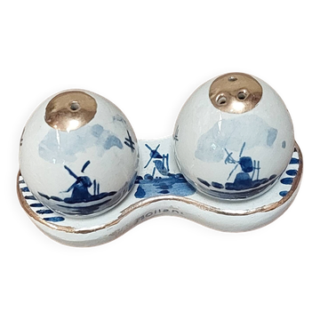 Salt and pepper shaker in Delftware pottery
