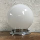 Plafonnier globe en opaline blanche