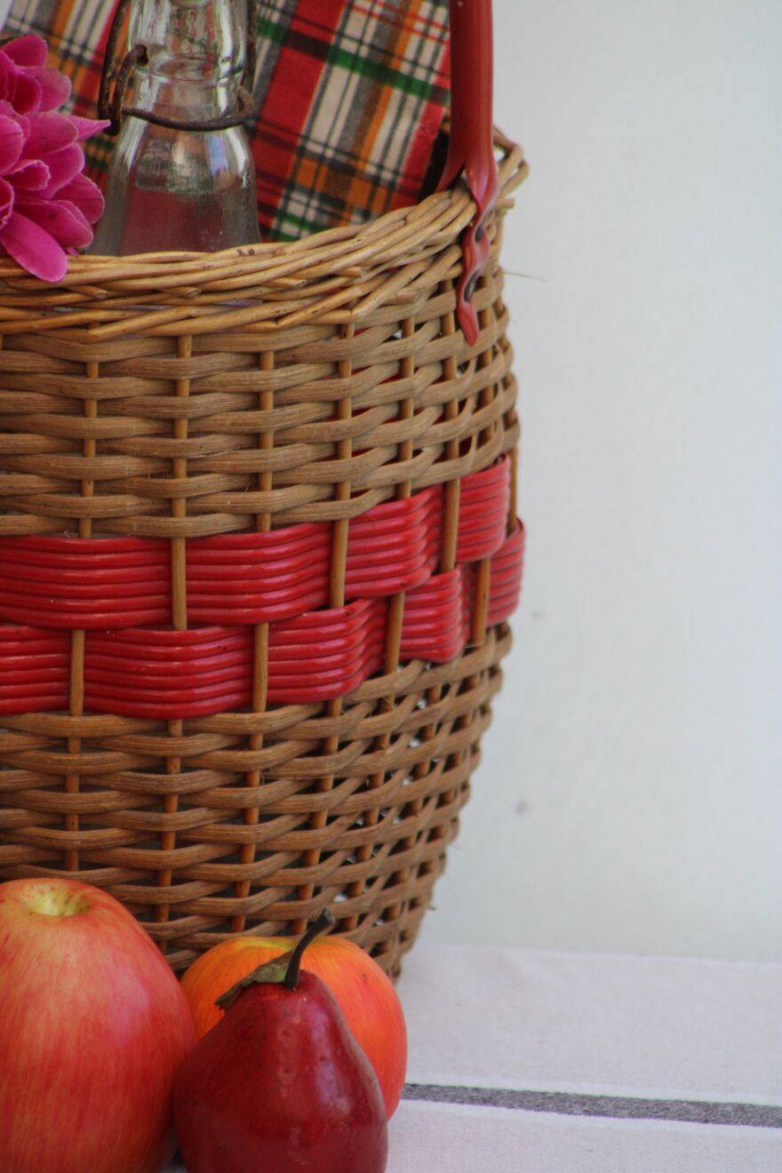 Wicker basket and scoubidou