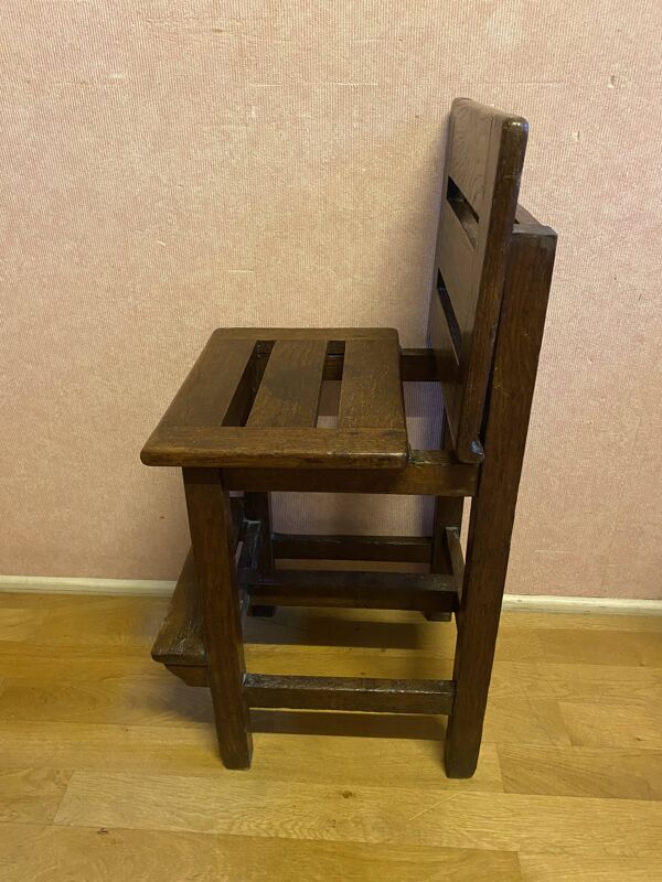 Chaise de pédiatre en chêne, très bon état.