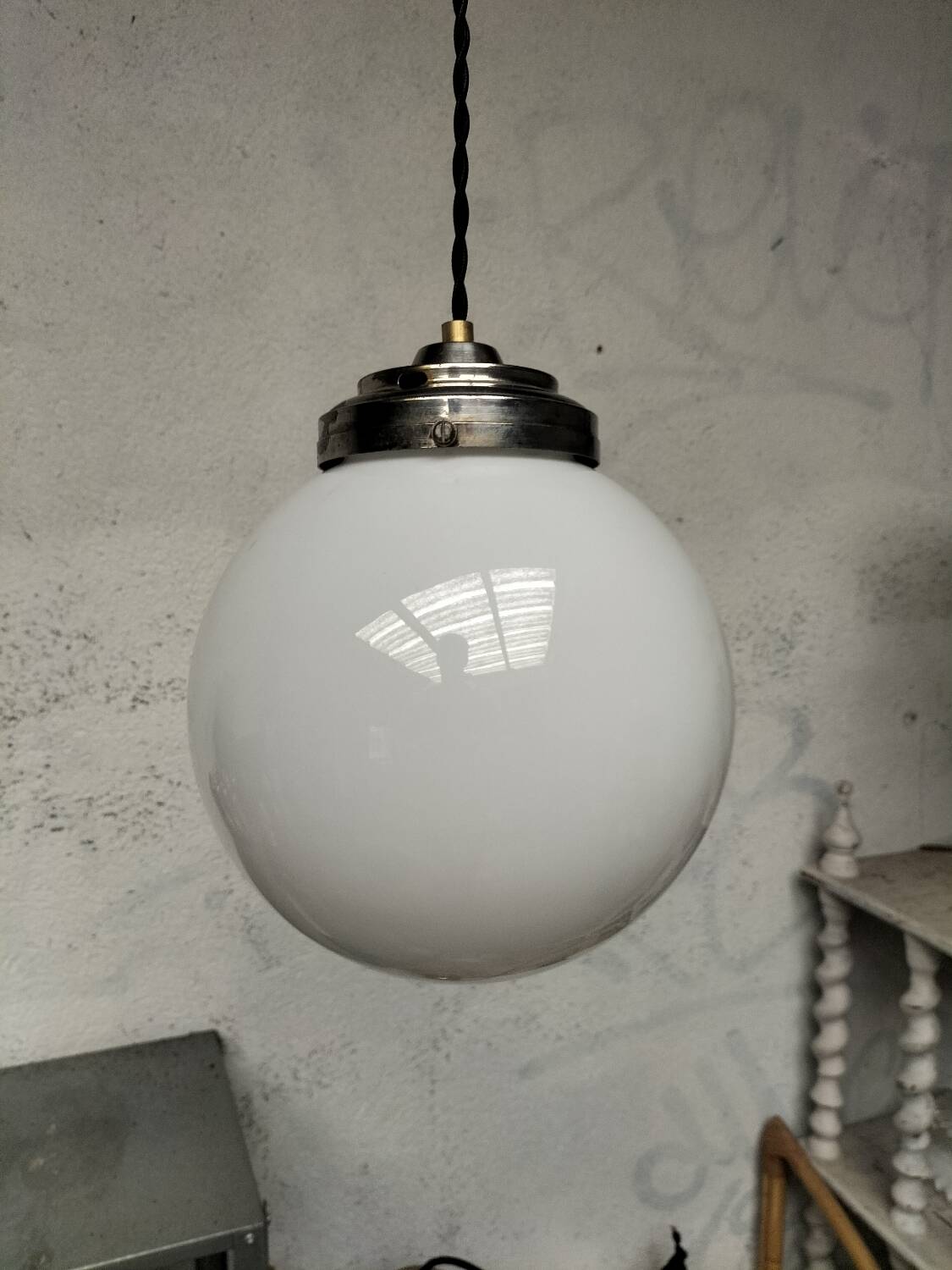 Opaline ball suspension