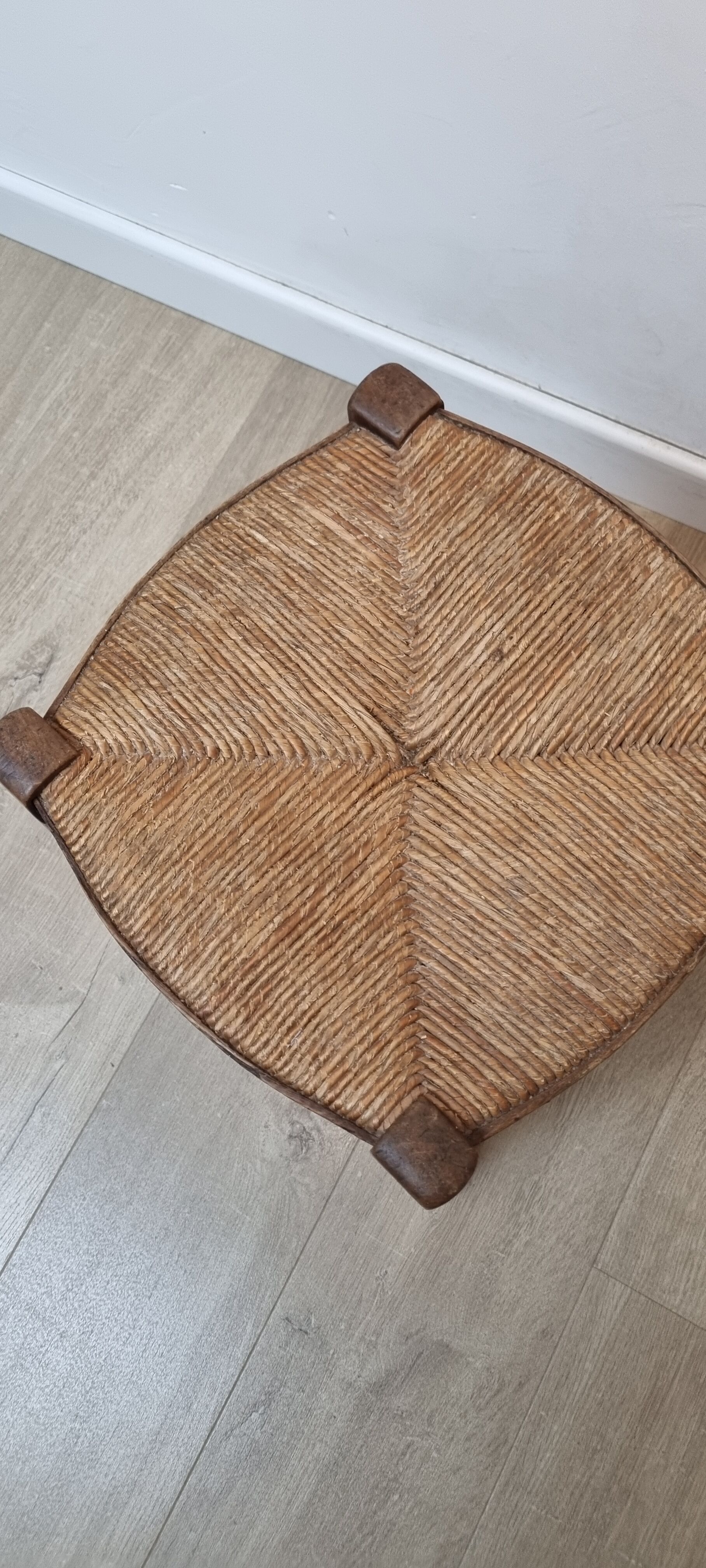 Tabouret ancien en paille et bois