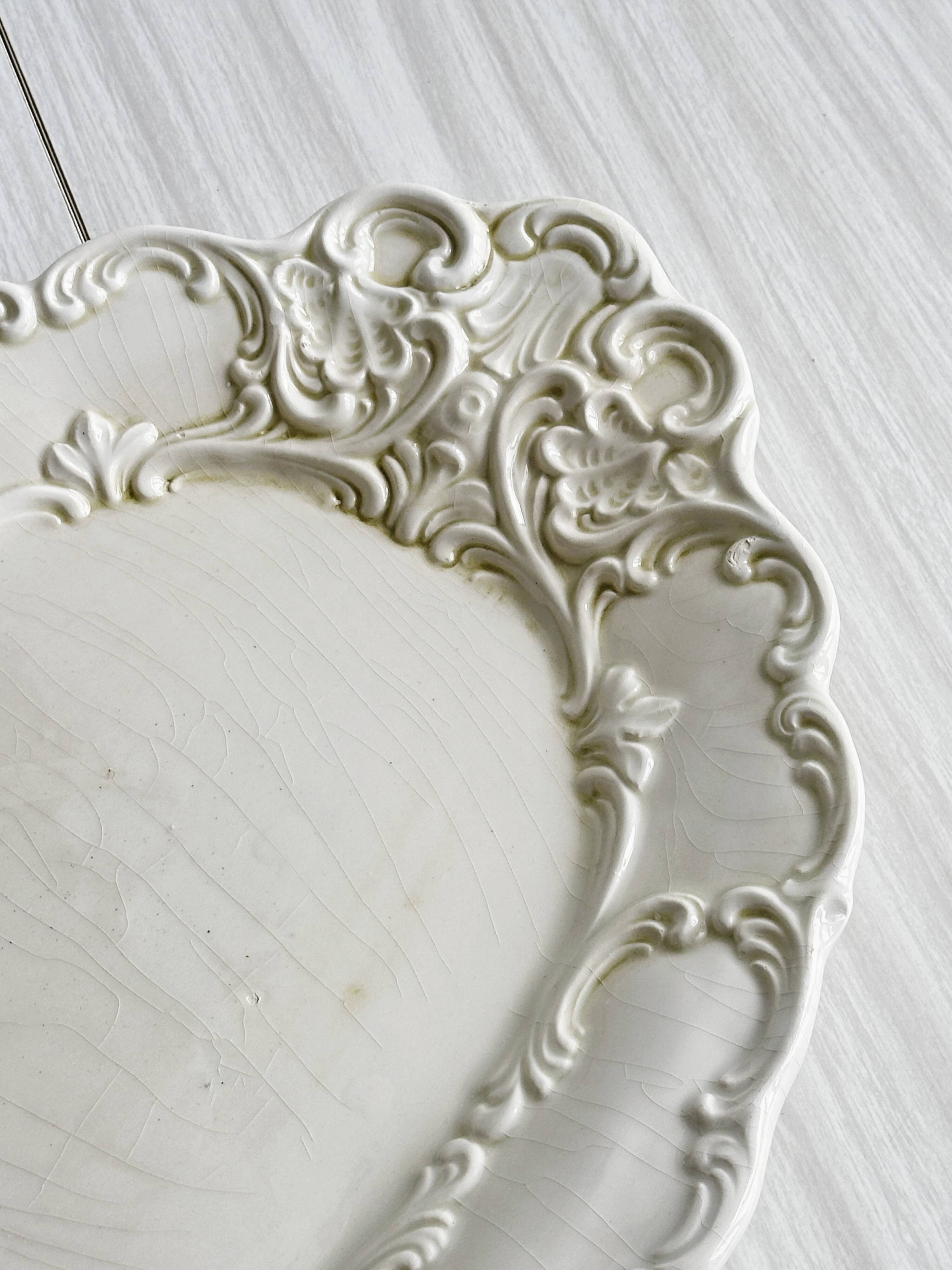 Plat ancien en céramique travaillée