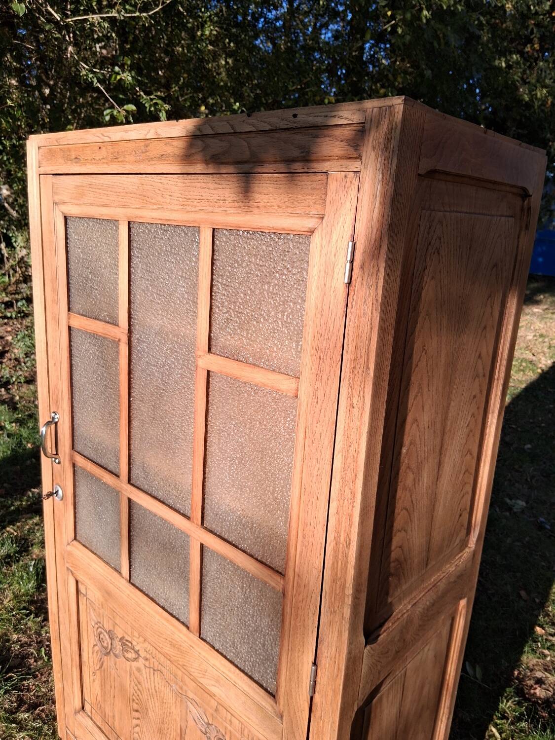 Glass-fronted hosiery cabinet